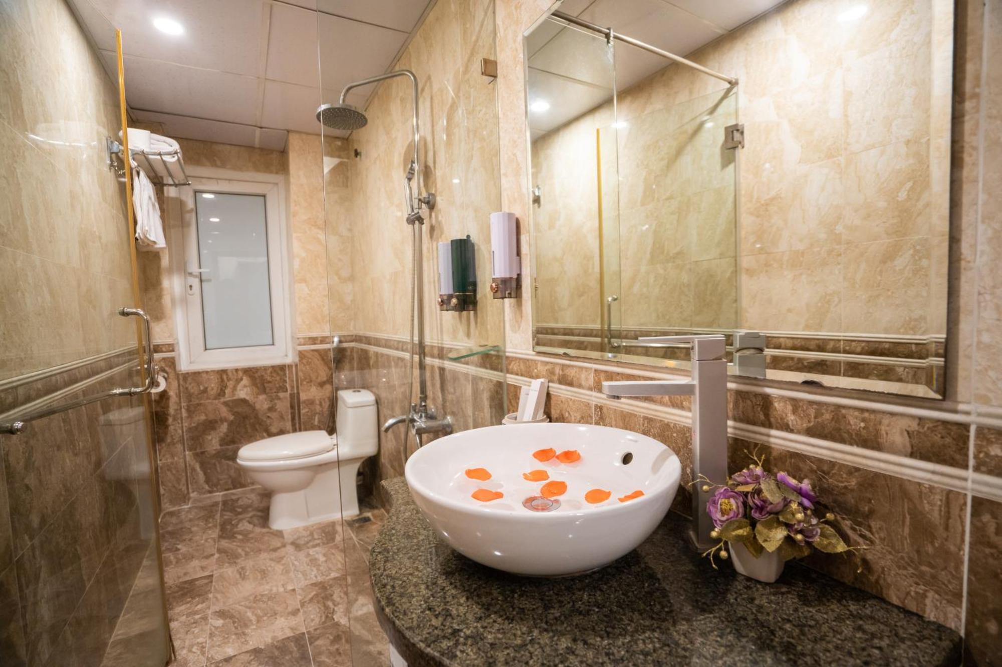 Ha Noi Lake View Hotel & Travel Hanoi Bagian luar foto